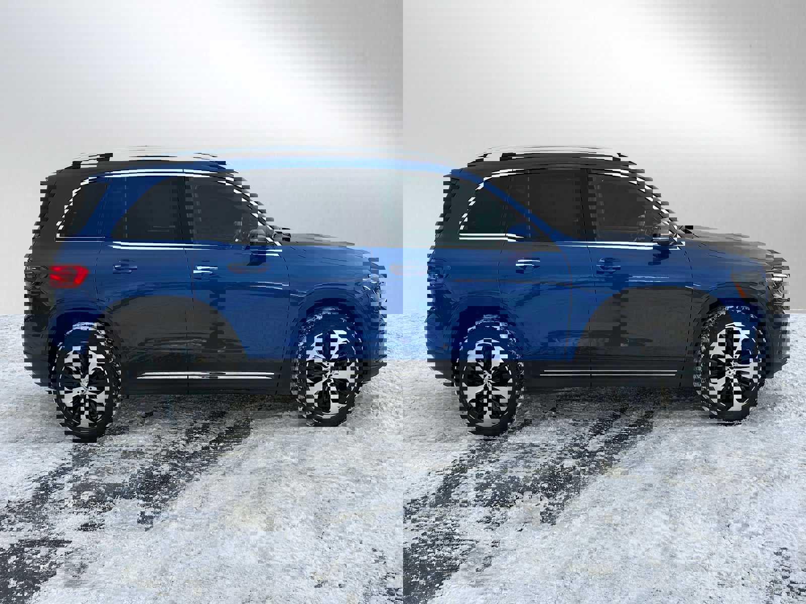 Used 2024 Mercedes-Benz GLB 250 4MATIC image 2