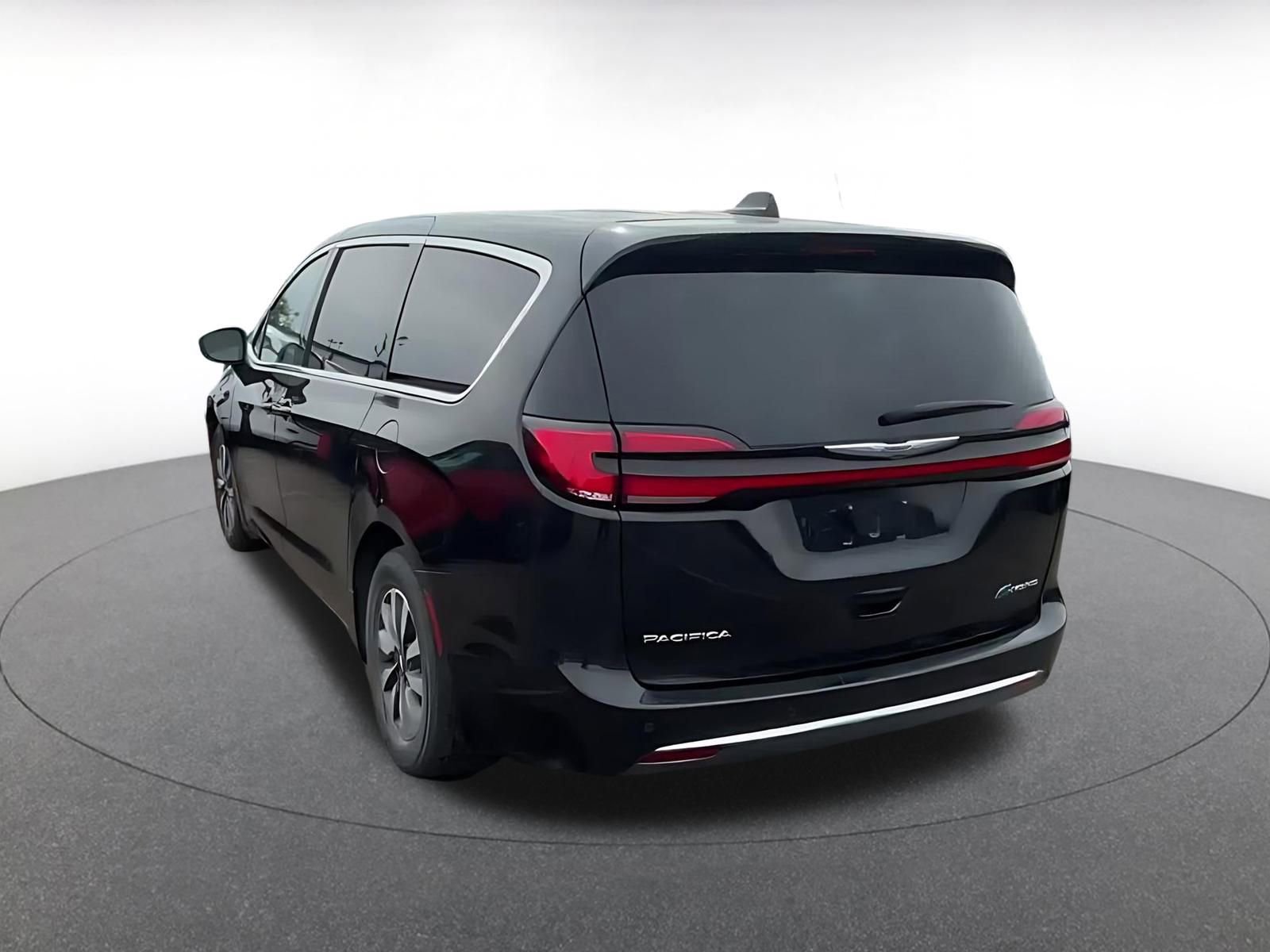 Used 2023 Chrysler Pacifica Touring-L image 11