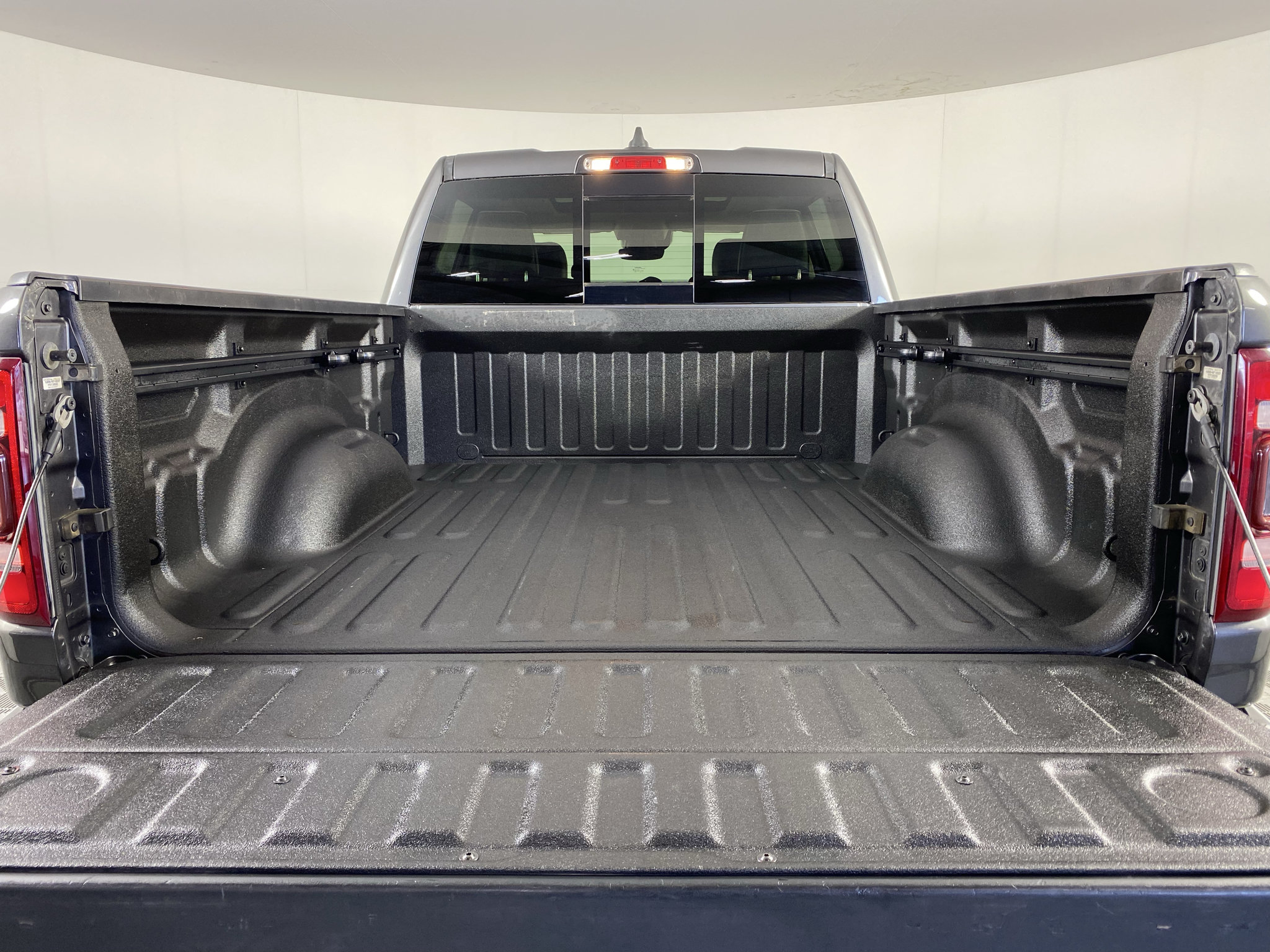 Used 2019 RAM 1500 Laramie AWD/4WD image 9