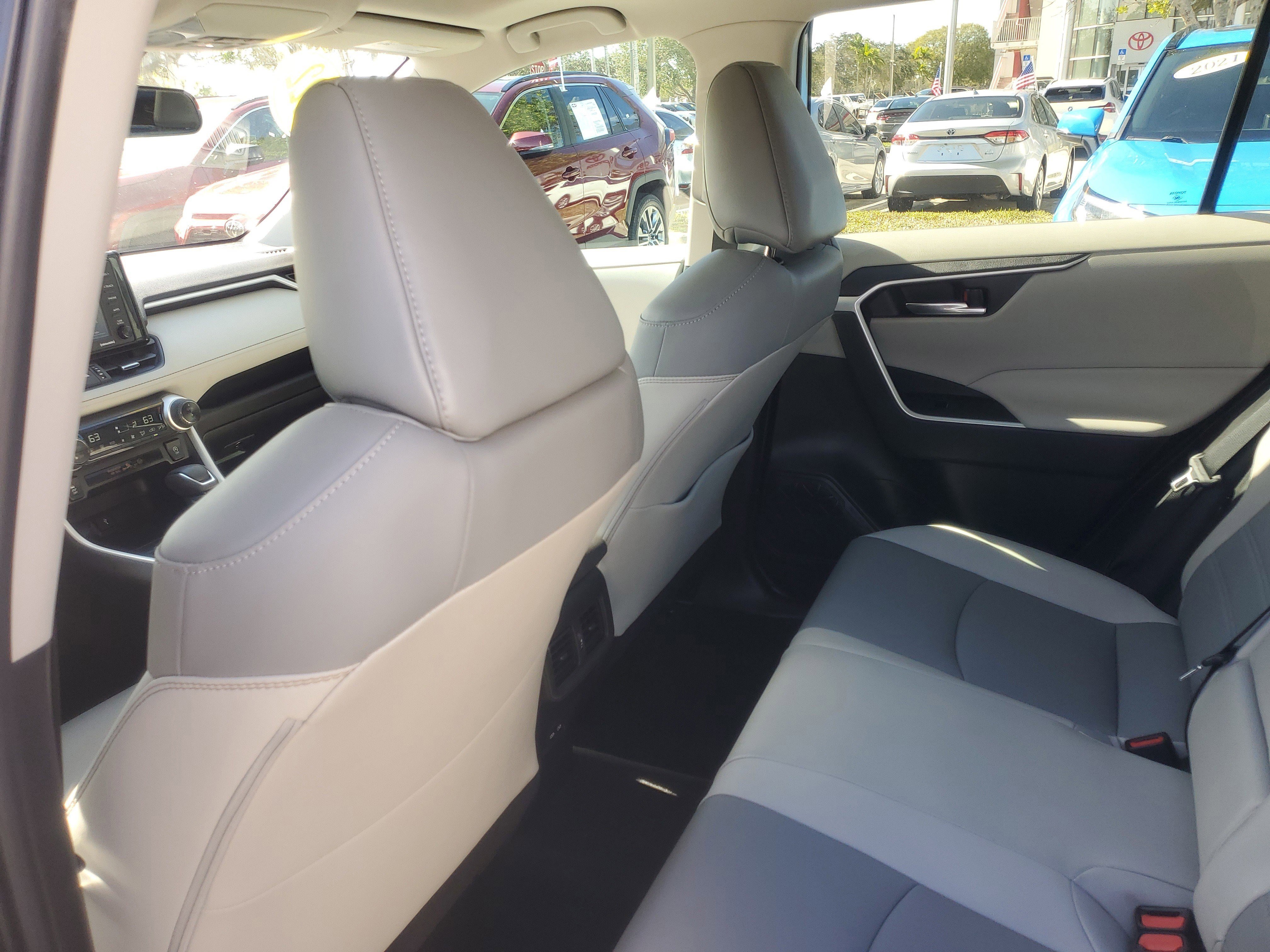 Used 2022 Toyota RAV4 XLE Premium image 13