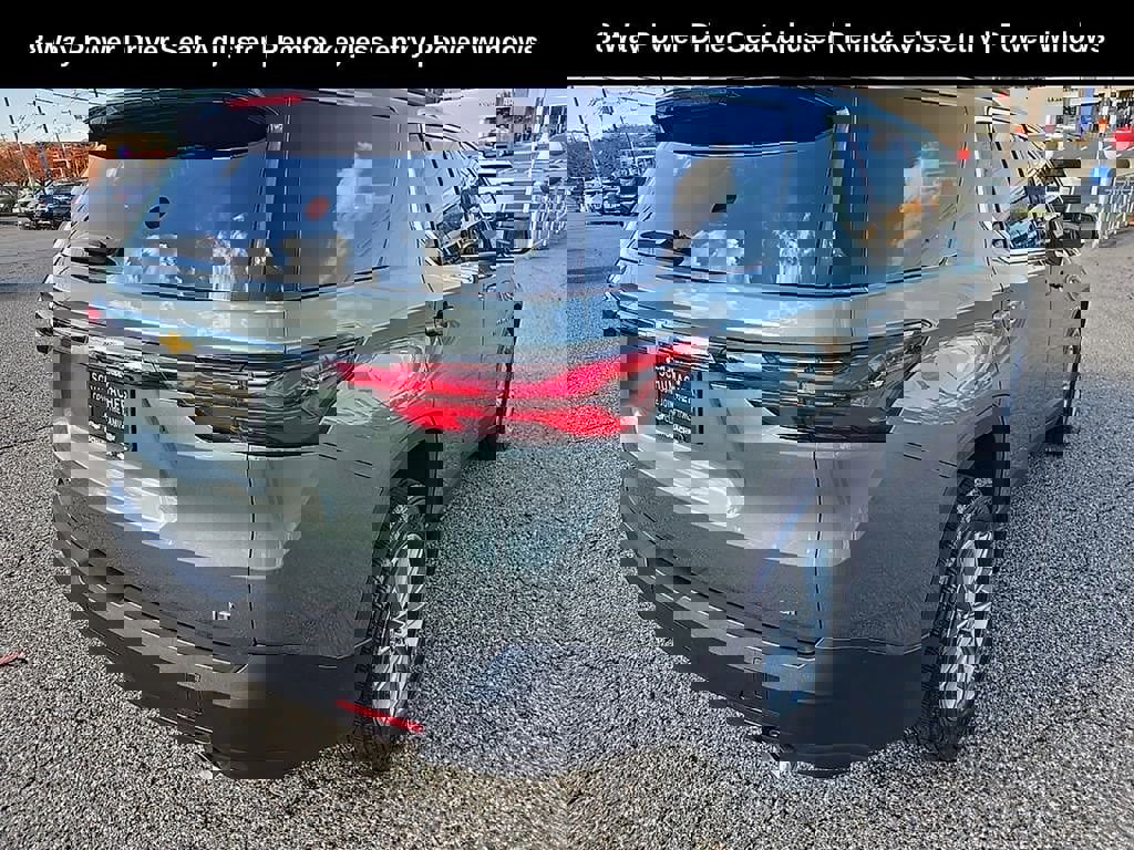 Used 2023 Chevrolet Traverse LT image 3