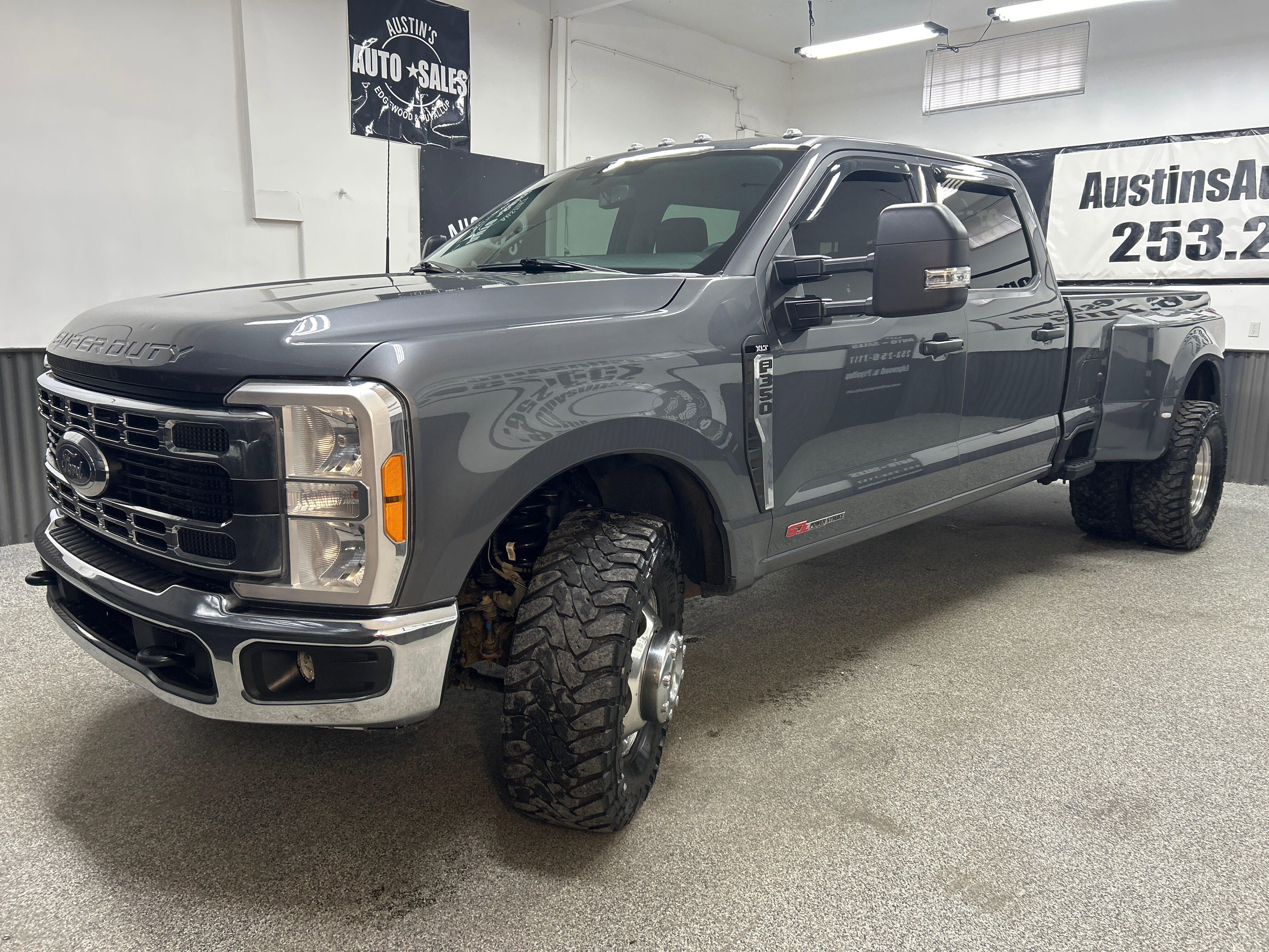 Used 2023 Ford F350 XLT image 3