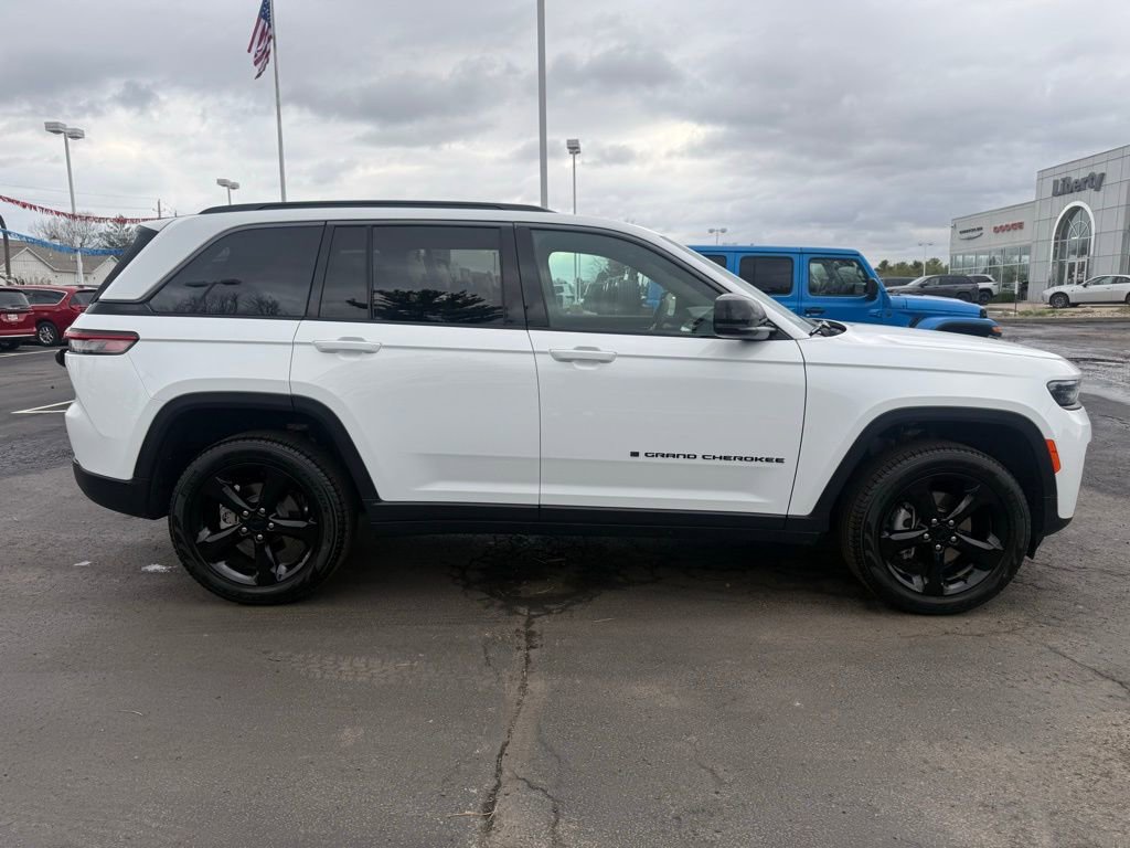 New 2026 Jeep Grand Cherokee Limited w/ Limited Altitude Package AWD/4WD image 2