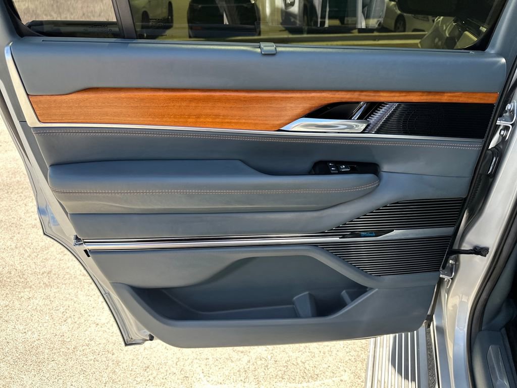 Used 2022 Jeep Grand Wagoneer Series III w/ Rear Seat Video Group 1 AWD/4WD image 30