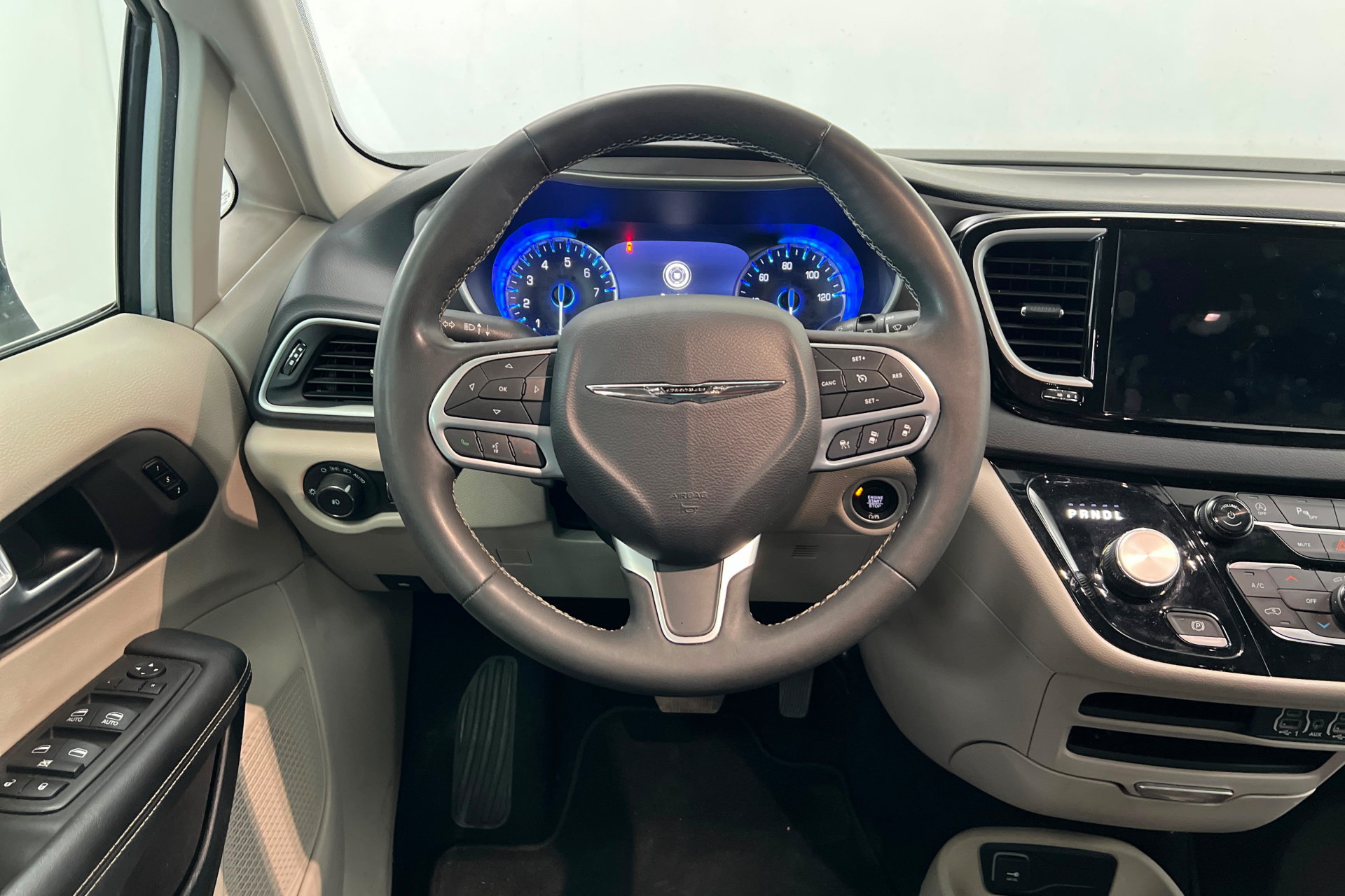 Used 2024 Chrysler Pacifica Touring-L FWD image 12