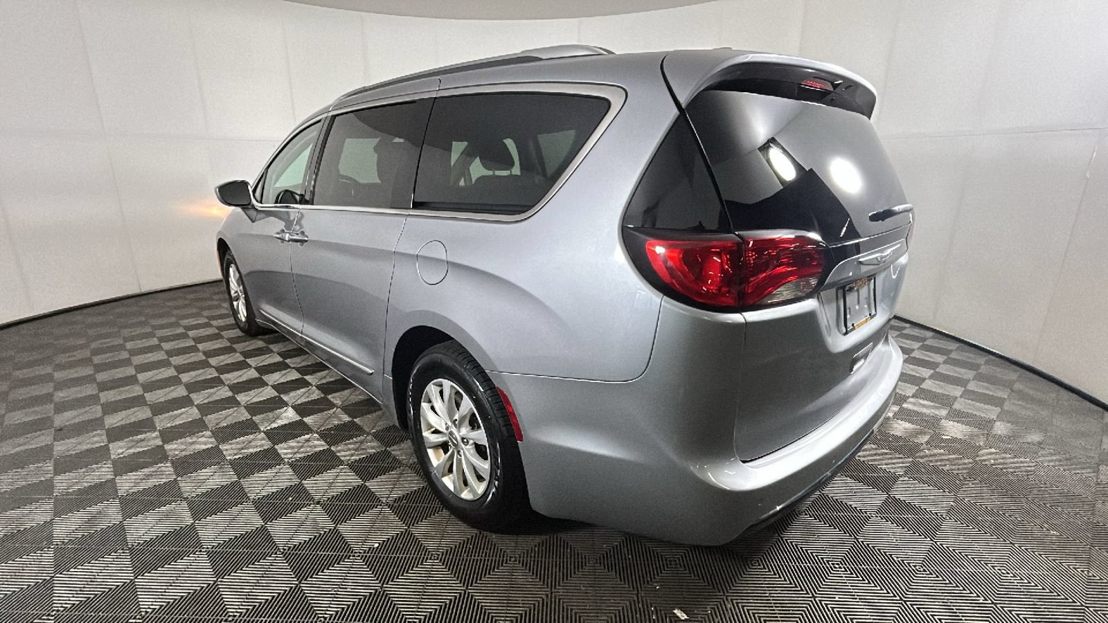 Used 2018 Chrysler Pacifica Touring-L FWD image 5