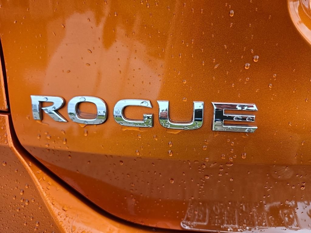 Used 2017 Nissan Rogue SV AWD/4WD image 9