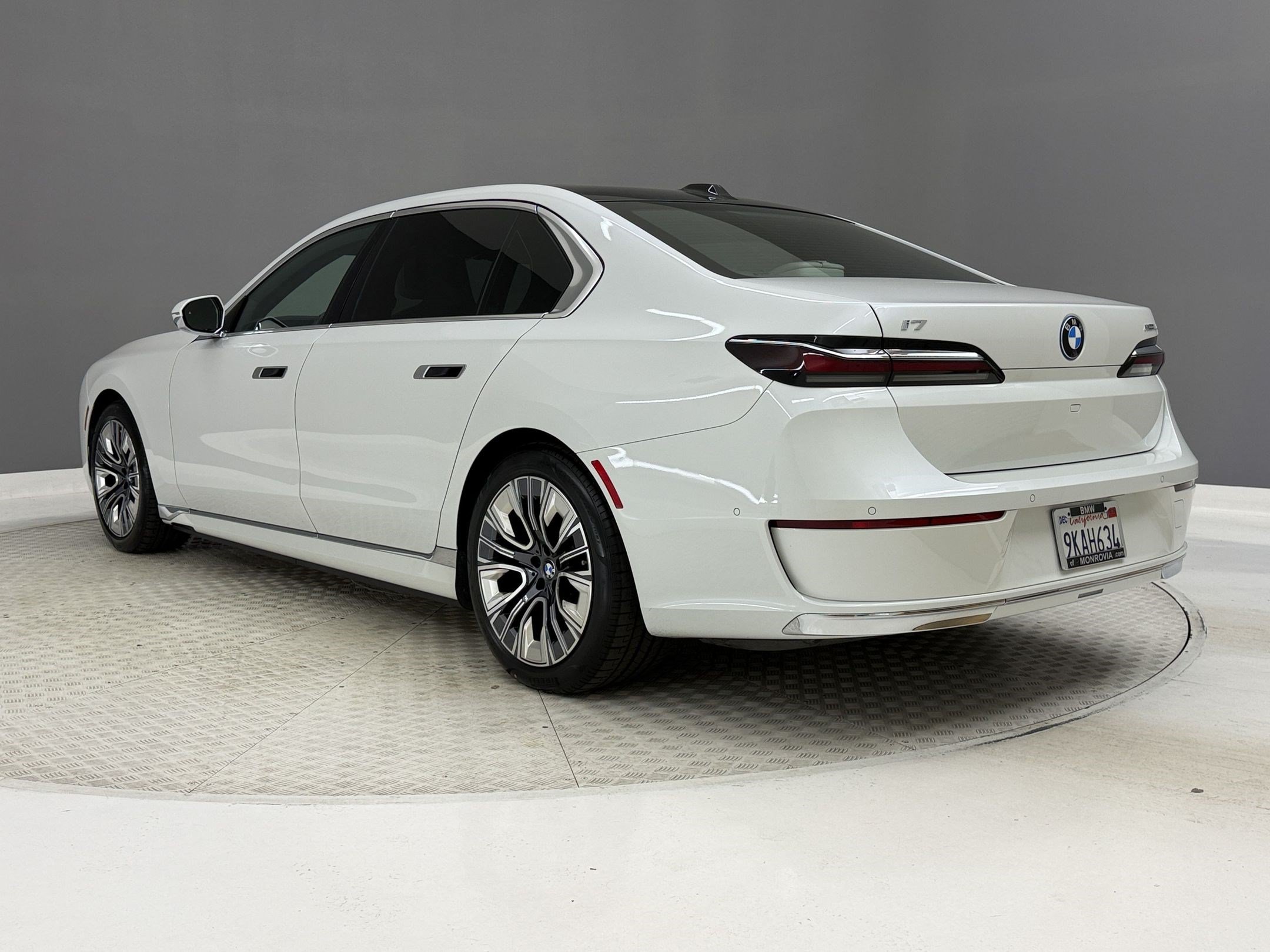 Certified 2023 BMW i7 xDrive60 AWD/4WD image 3