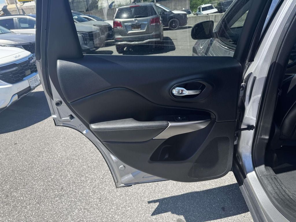 Used 2019 Jeep Cherokee Limited AWD/4WD image 11