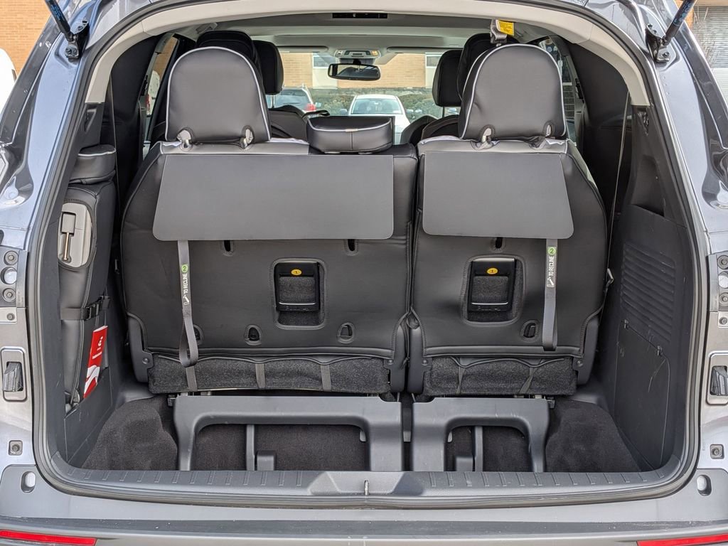 Used 2025 Toyota Sienna LE w/ LE Plus Package image 5