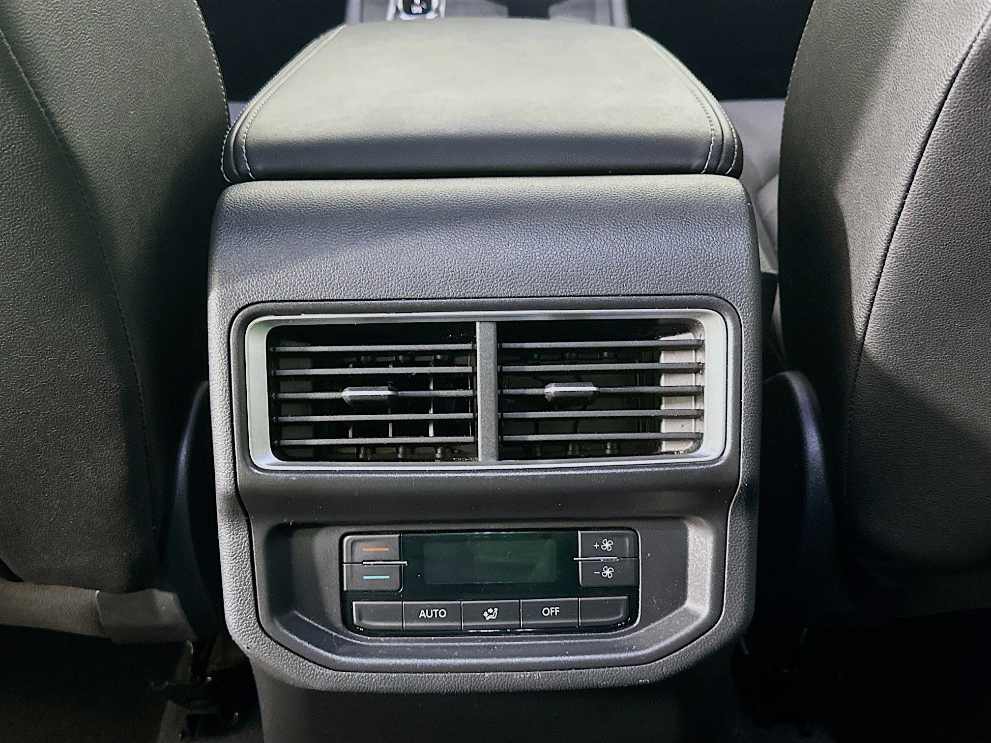 Used 2025 Volkswagen Atlas SE image 27