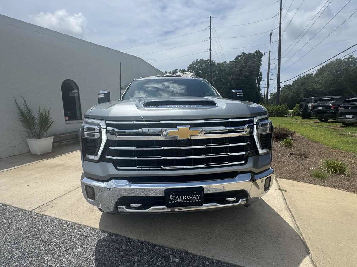 Used 2024 Chevrolet Silverado 2500 LTZ w/ LTZ Plus Package AWD/4WD image 3