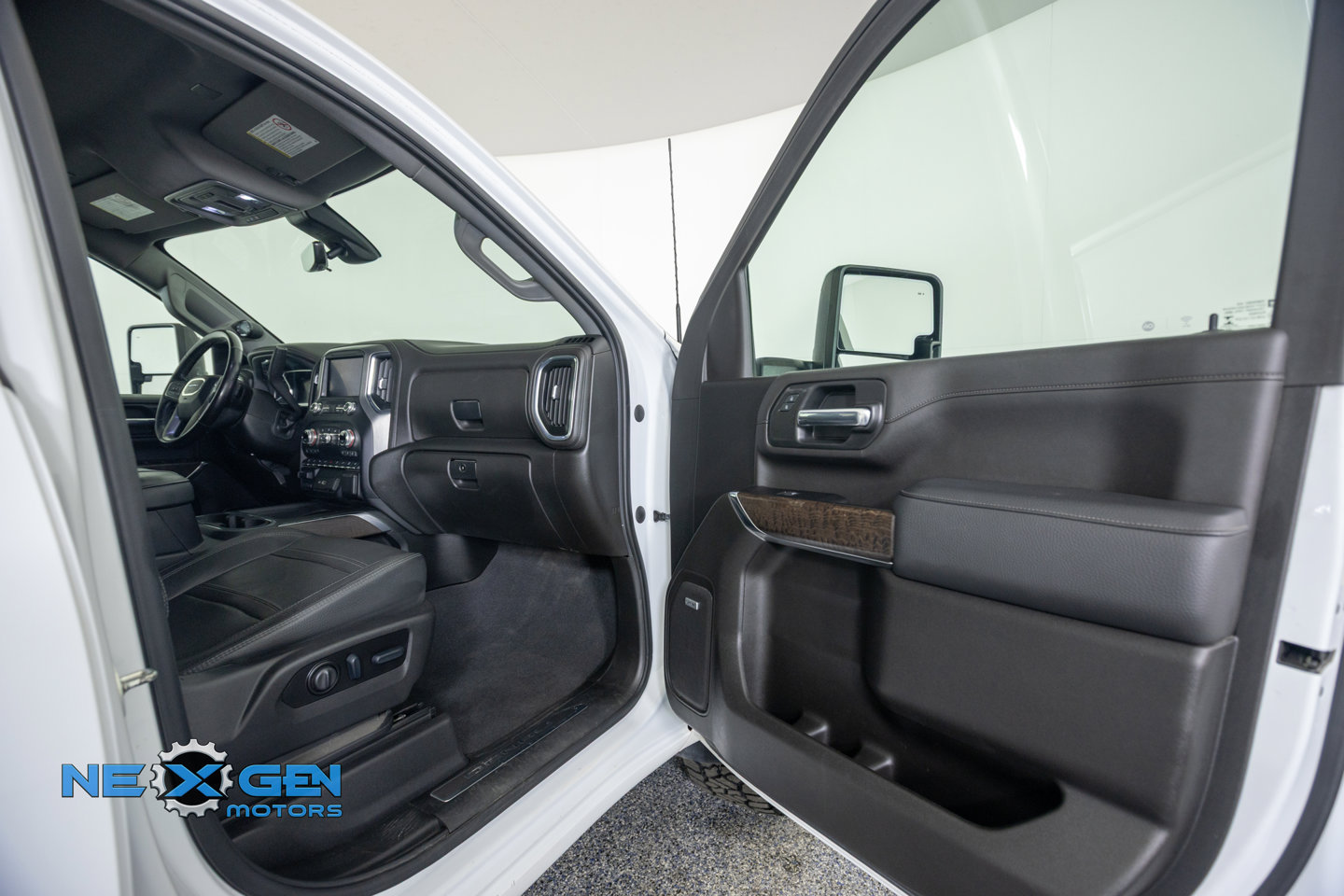 Used 2022 GMC Sierra 3500 Denali w/ Technology Package AWD/4WD image 43