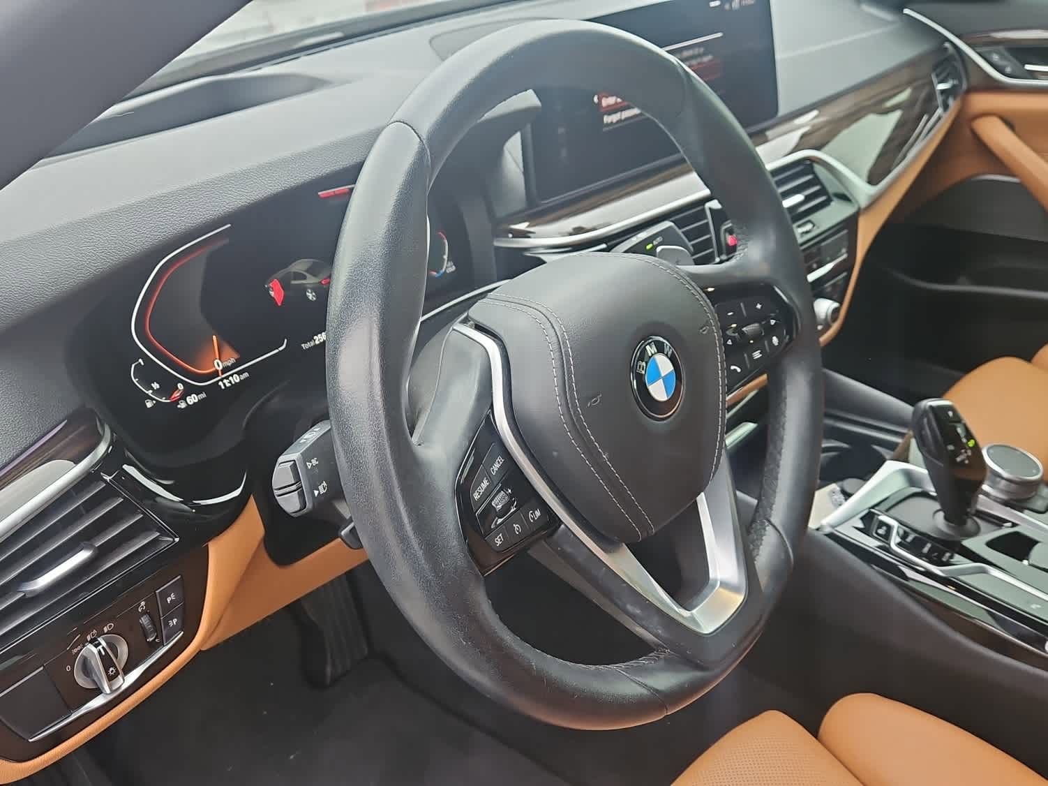 Used 2021 BMW 530i w/ Premium Package RWD image 2