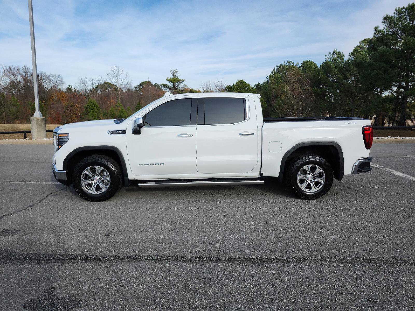 Used 2023 GMC Sierra 1500 SLT image 2