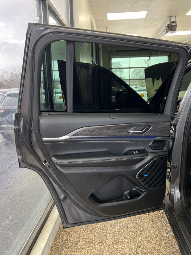 Used 2021 Jeep Grand Cherokee L Overland w/ Luxury Tech Group IV image 18