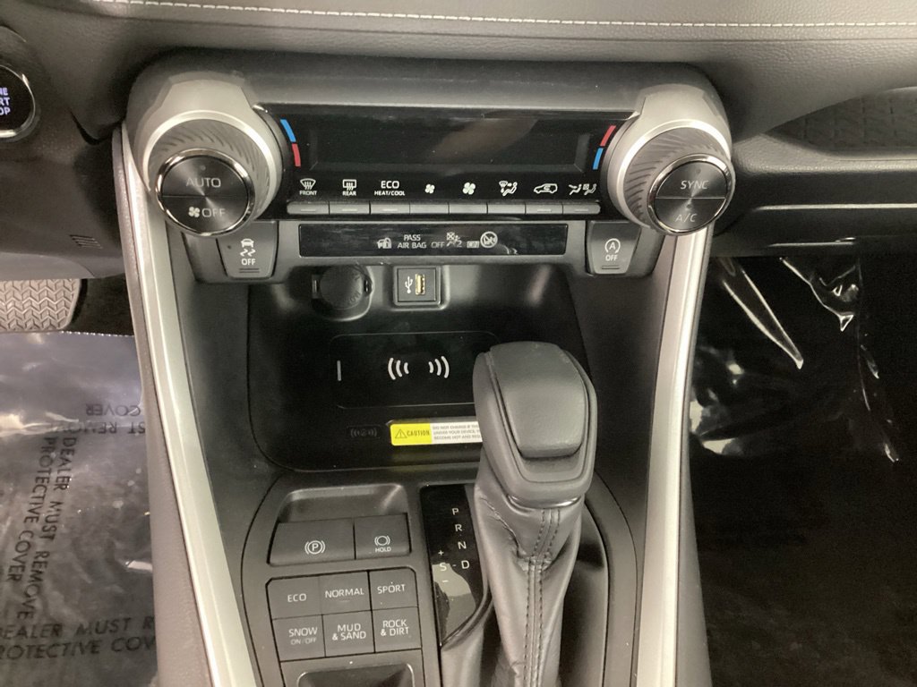 Used 2025 Toyota RAV4 XLE AWD/4WD image 19