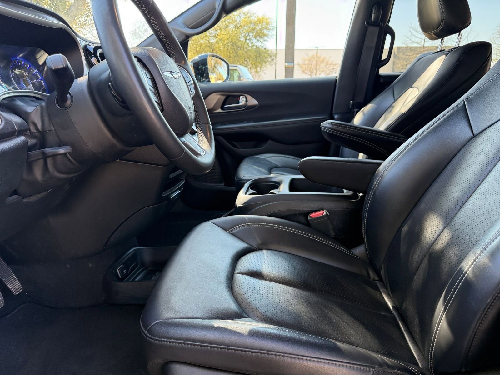 Used 2025 Chrysler Pacifica Select image 28