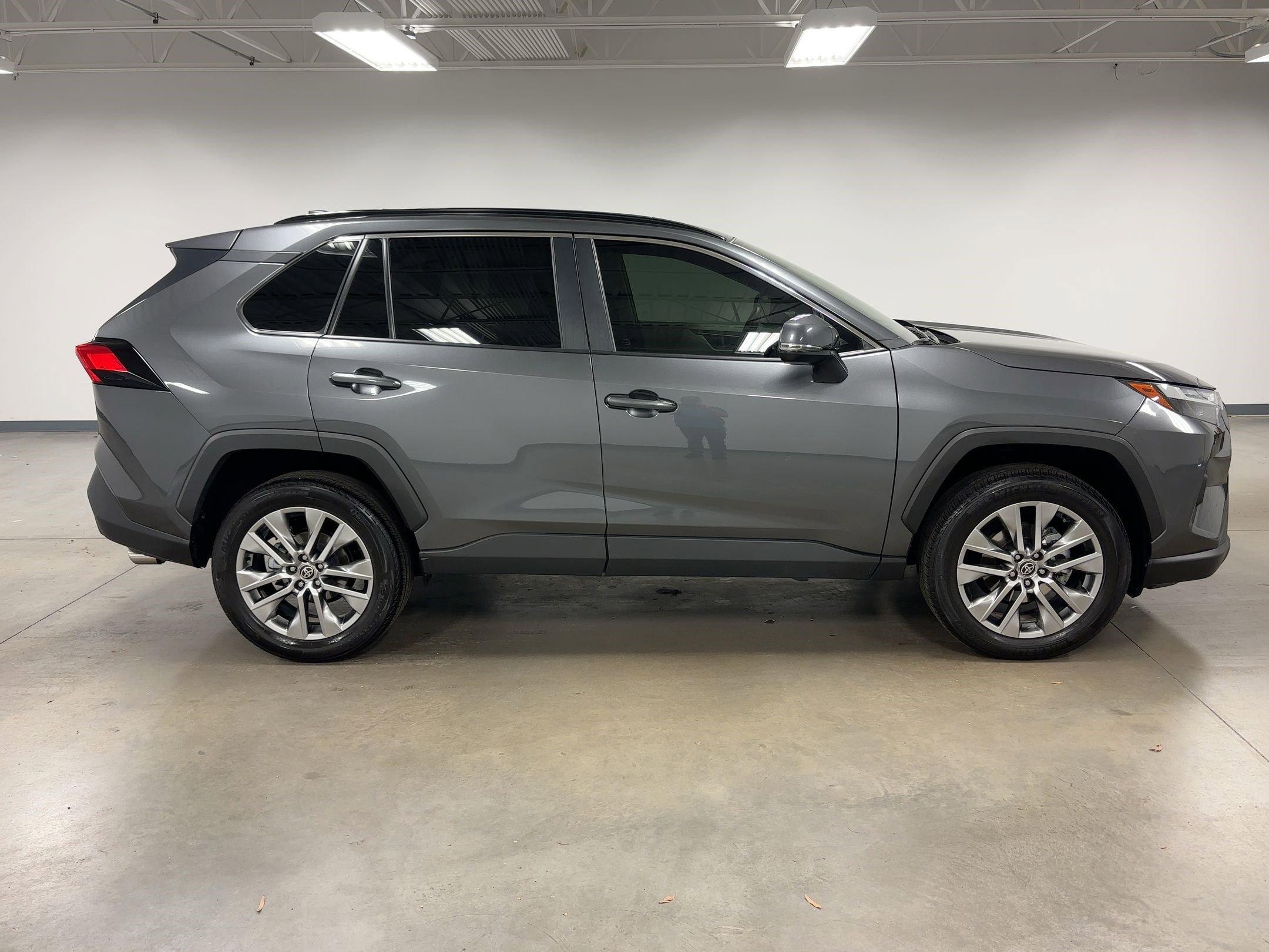 Used 2022 Toyota RAV4 XLE Premium image 8