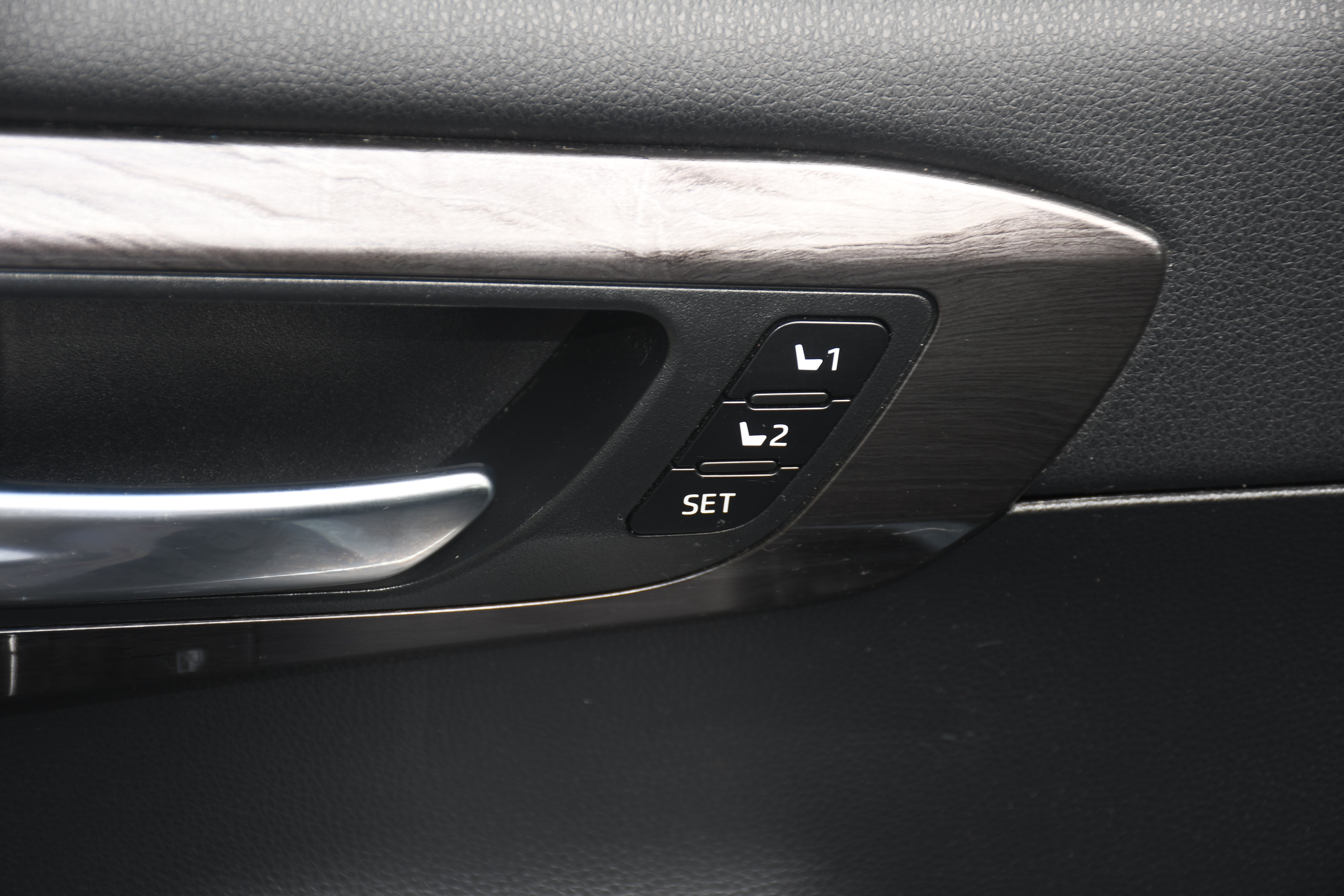 Certified 2021 Toyota Highlander Limited AWD/4WD image 12