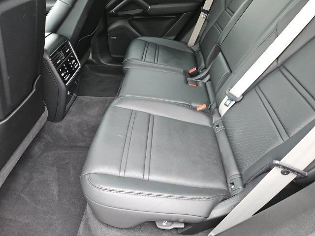 Used 2022 Porsche Cayenne Platinum Edition AWD/4WD image 13