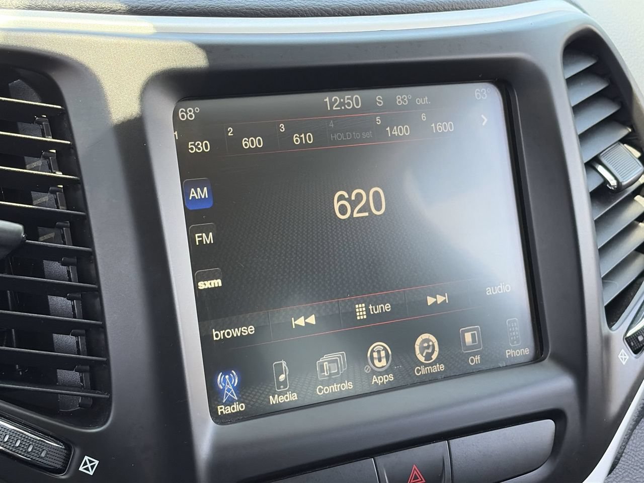 Used 2018 Jeep Cherokee Latitude Plus w/ Comfort/Convenience Group FWD image 24