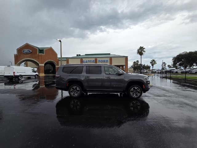 Used 2024 Jeep Wagoneer L Series III w/ Flexible Seating Group AWD/4WD image 4