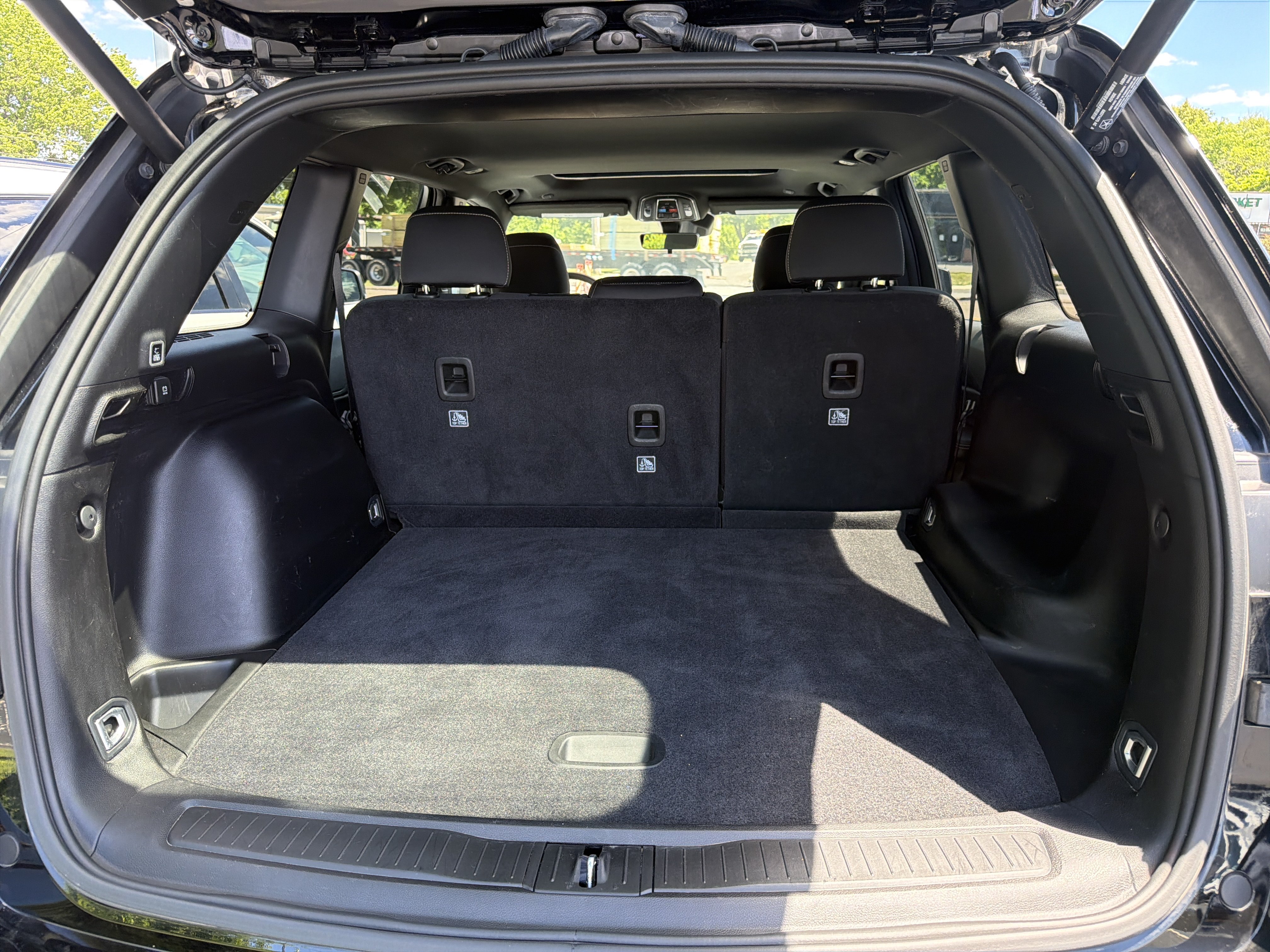 Certified 2025 Jeep Grand Cherokee Laredo X w/ Luxury Tech Group I AWD/4WD image 9
