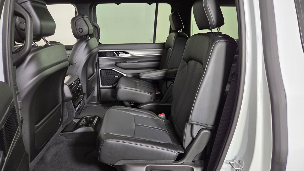 New 2025 Jeep Wagoneer Series III image 30