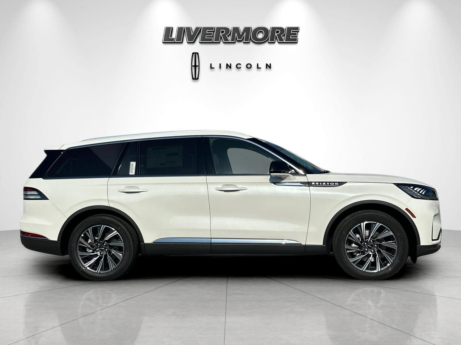 New 2026 Lincoln Aviator 2WD image 2