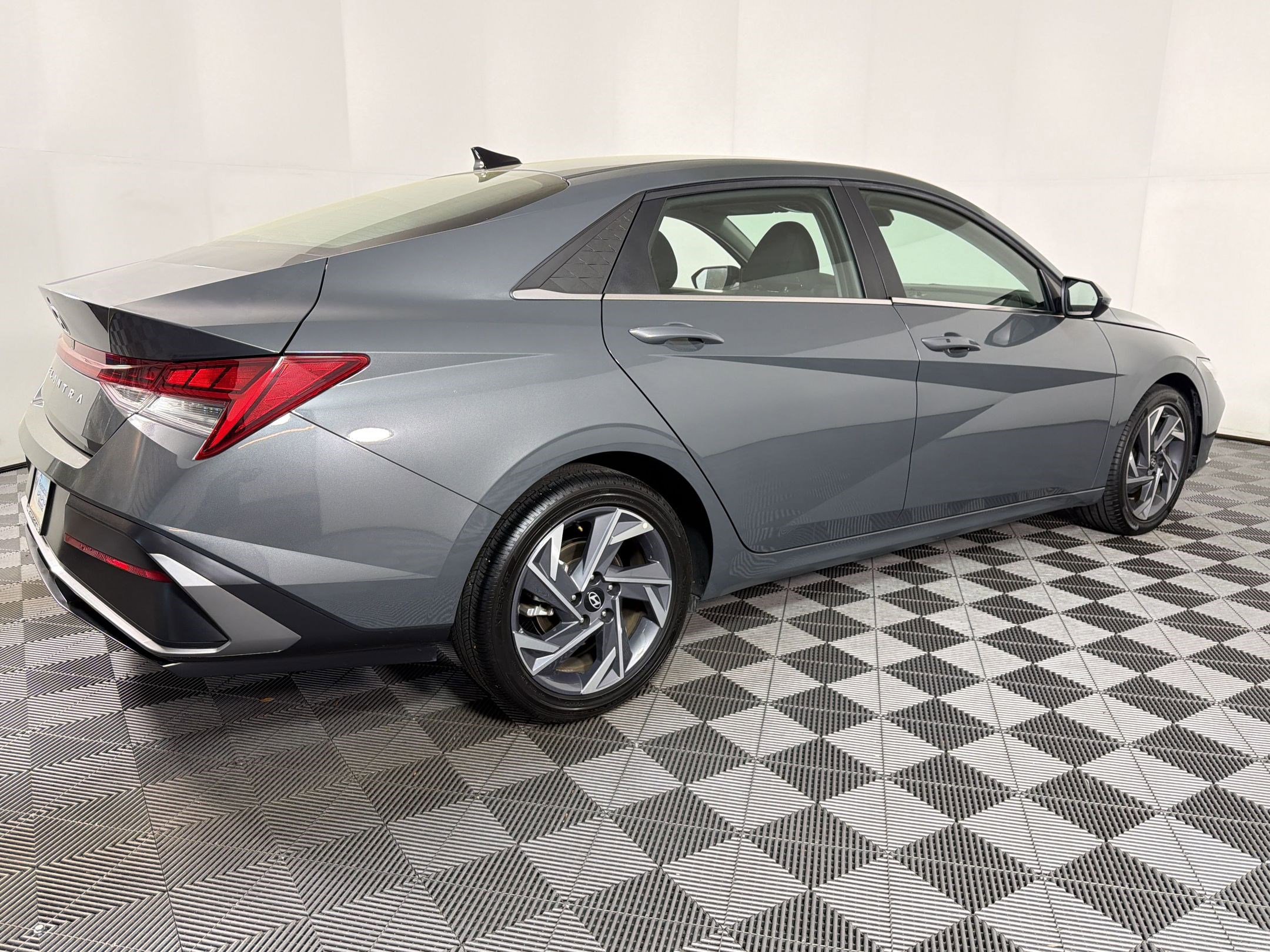 Used 2025 Hyundai Elantra SEL image 8