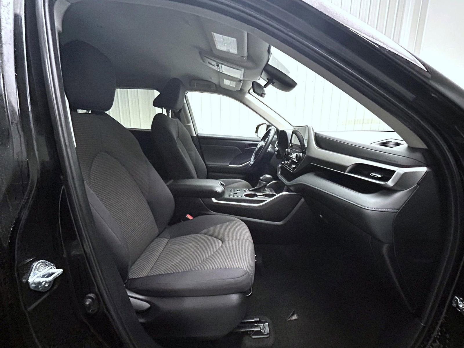 Used 2024 Toyota Highlander LE AWD/4WD image 15