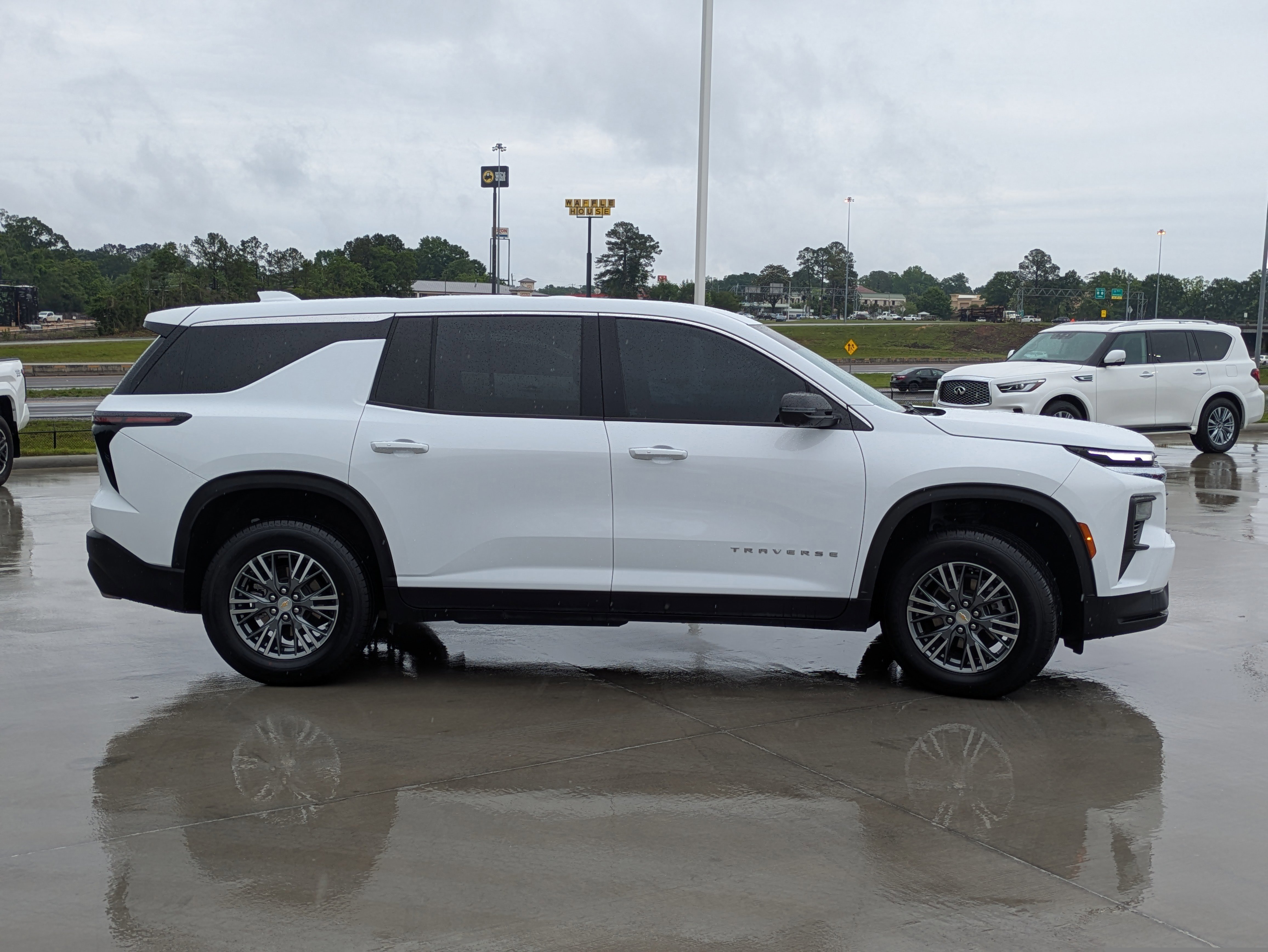 Used 2024 Chevrolet Traverse LS FWD image 6