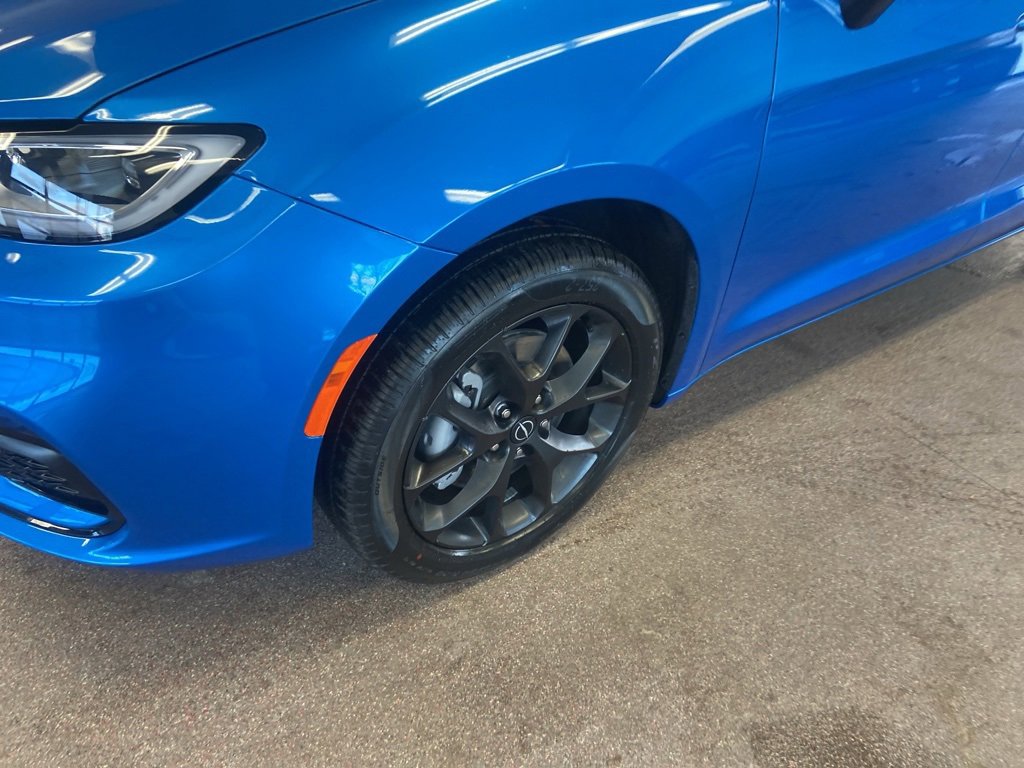 New 2026 Chrysler Pacifica Select image 4