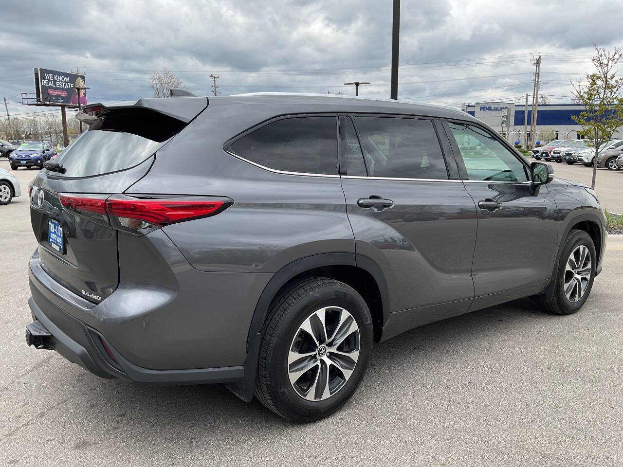 Used 2021 Toyota Highlander XLE AWD/4WD image 7