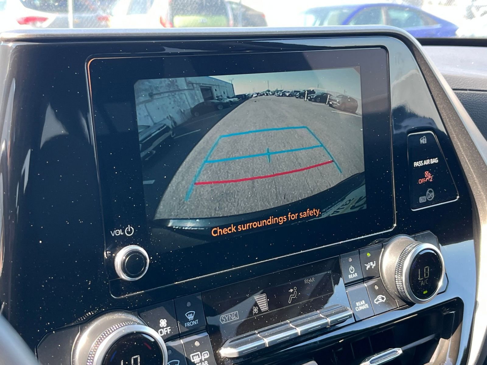 Used 2025 Toyota Highlander LE FWD image 26