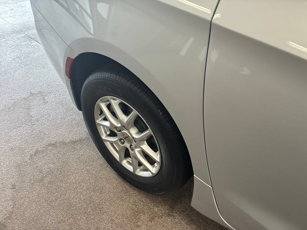 Certified 2024 Chrysler Pacifica Touring-L FWD image 35
