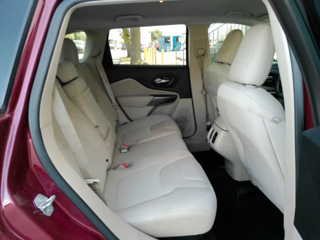 Used 2019 Jeep Cherokee Latitude w/ Popular Appearance Group FWD image 20