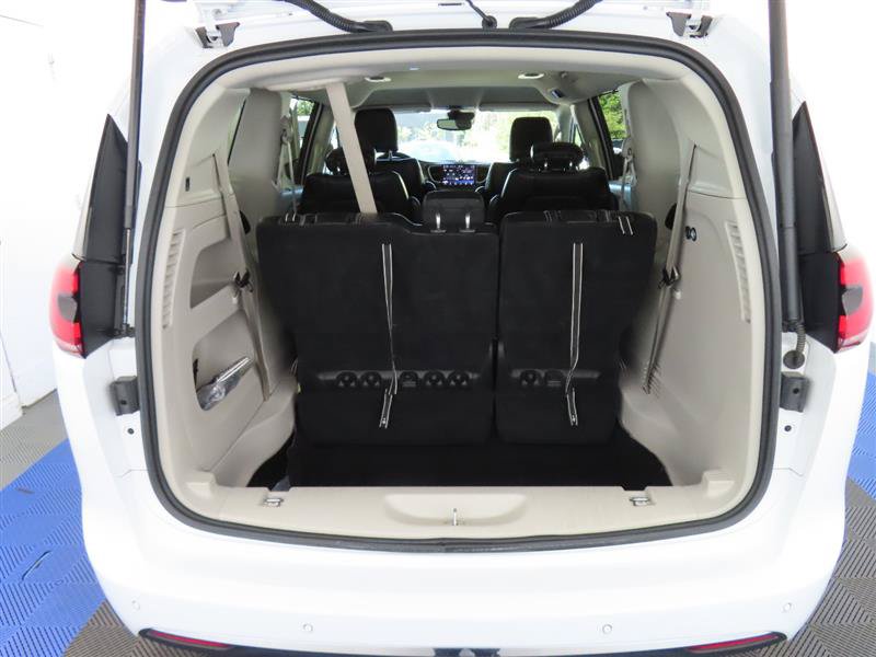 Used 2024 Chrysler Pacifica Touring-L FWD image 12