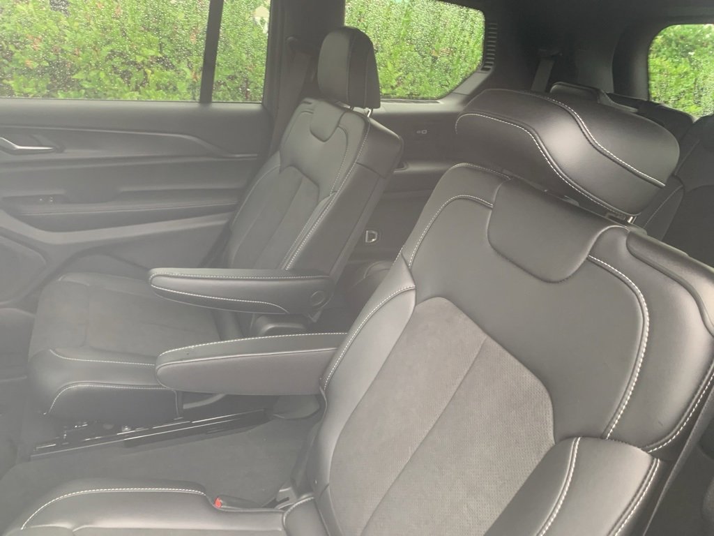 Used 2025 Jeep Grand Cherokee L Altitude image 11