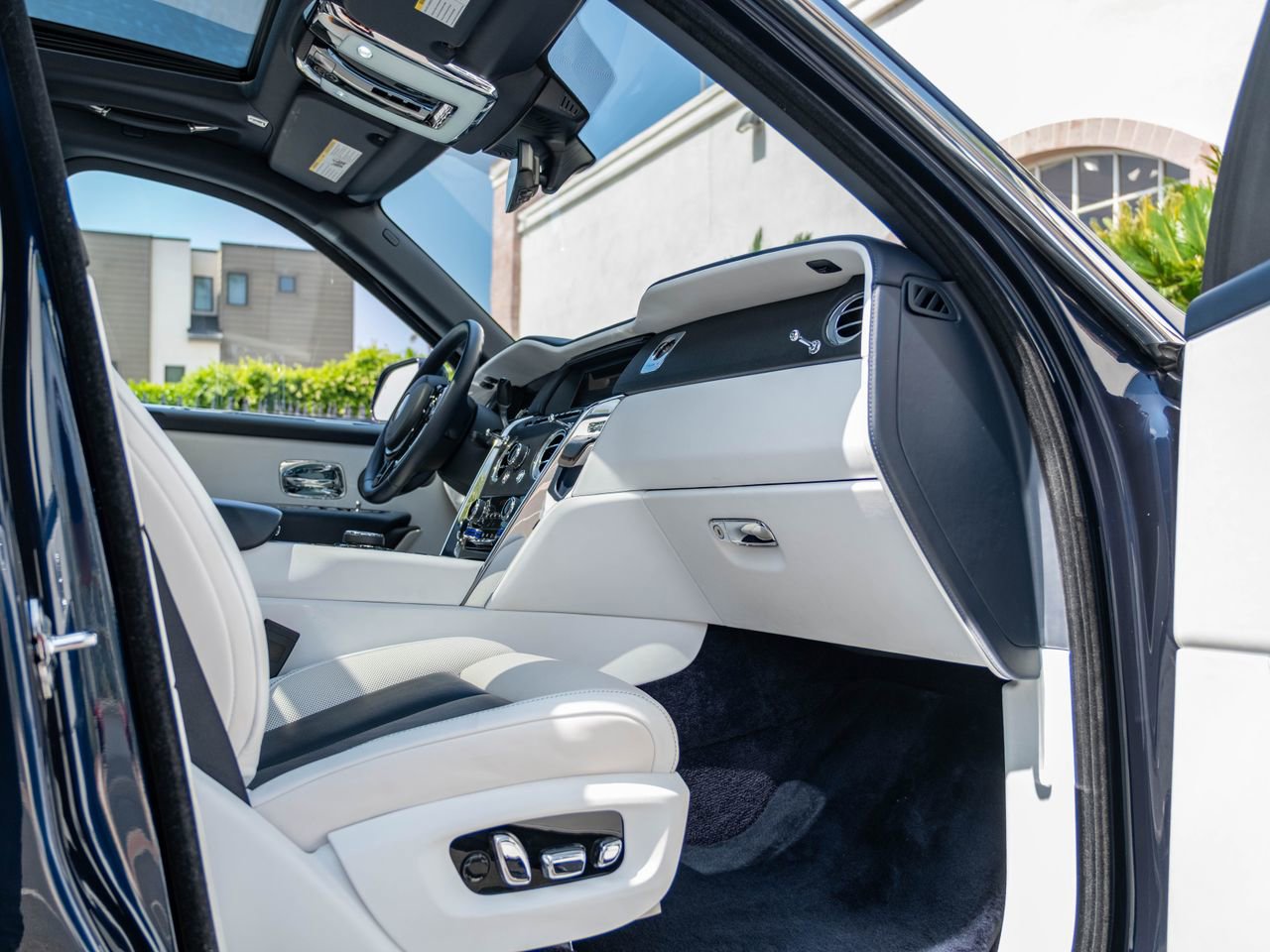 Certified 2019 Rolls-Royce Cullinan image 34