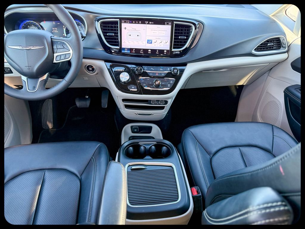 Used 2024 Chrysler Pacifica Touring-L image 32
