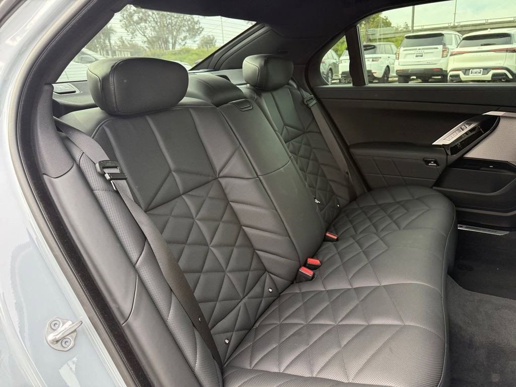 Used 2023 BMW 740i image 30