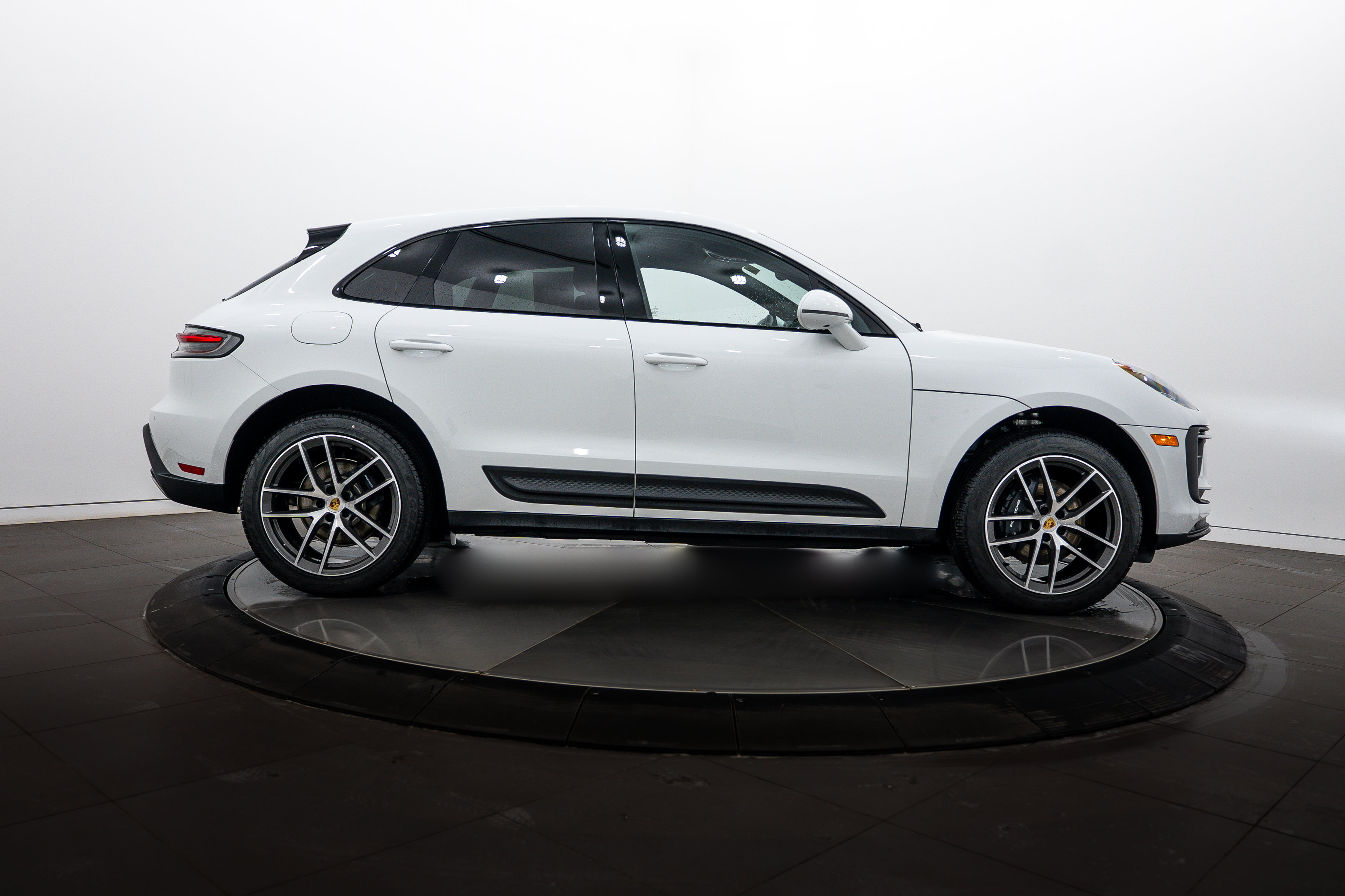 Certified 2026 Porsche Macan AWD/4WD image 8