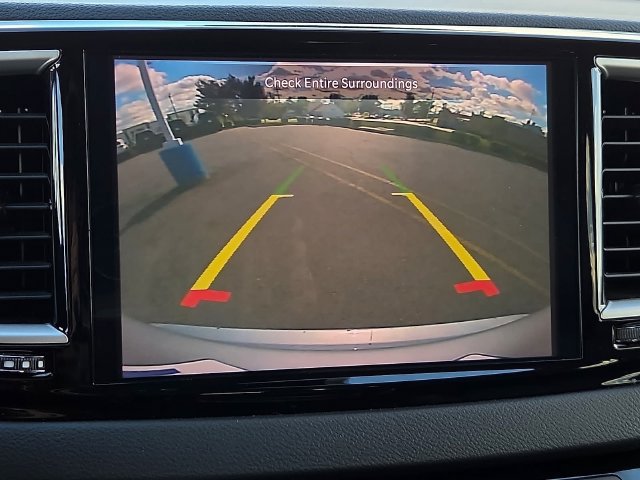 Used 2024 Chrysler Pacifica Touring-L FWD image 19
