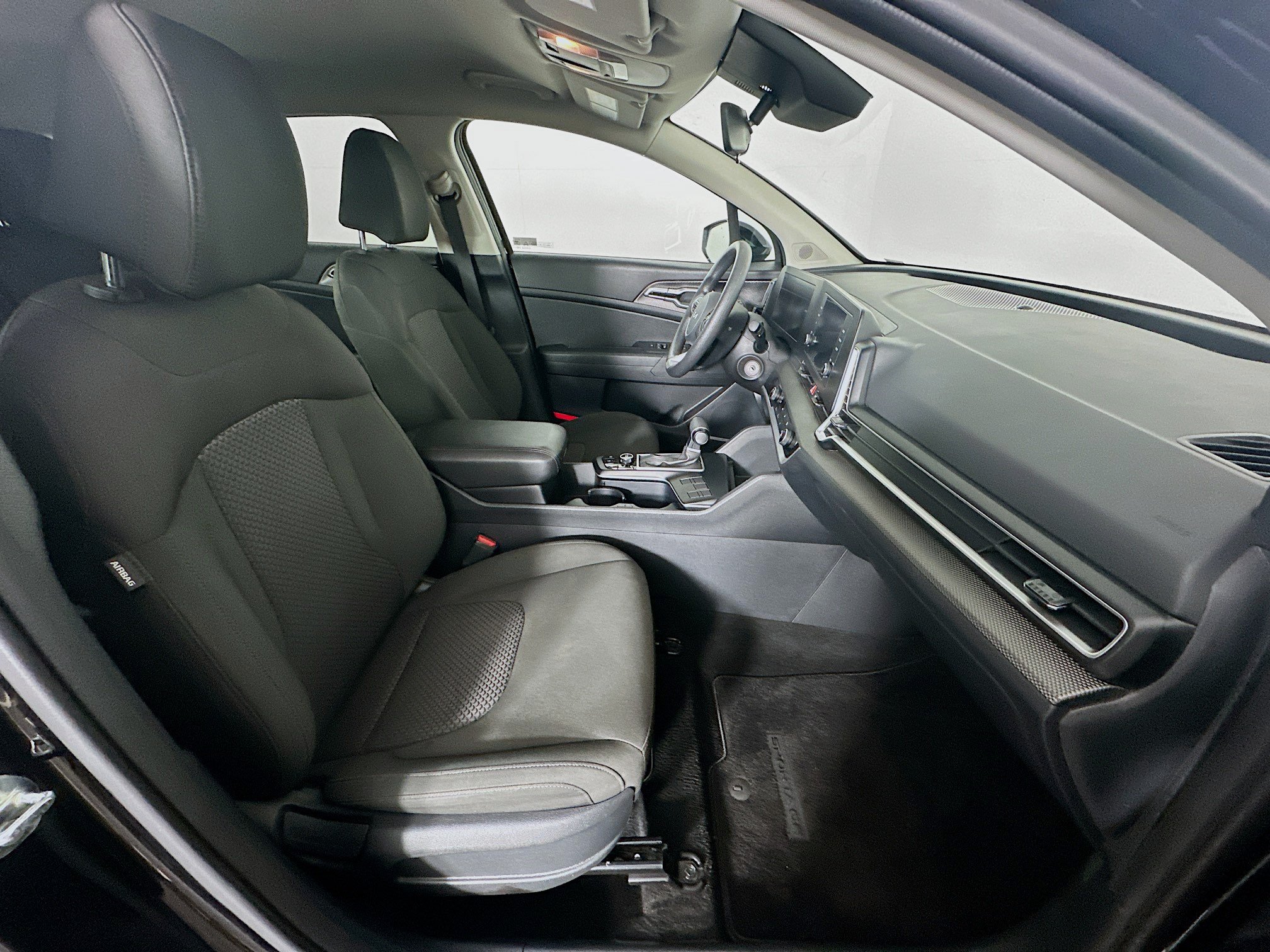 Used 2025 Kia Sportage LX FWD image 30