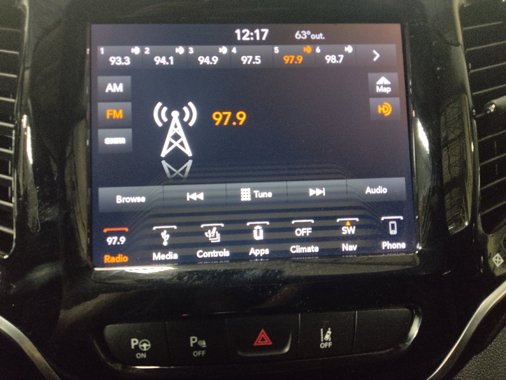Used 2019 Jeep Cherokee Limited w/ Technology Group FWD image 25