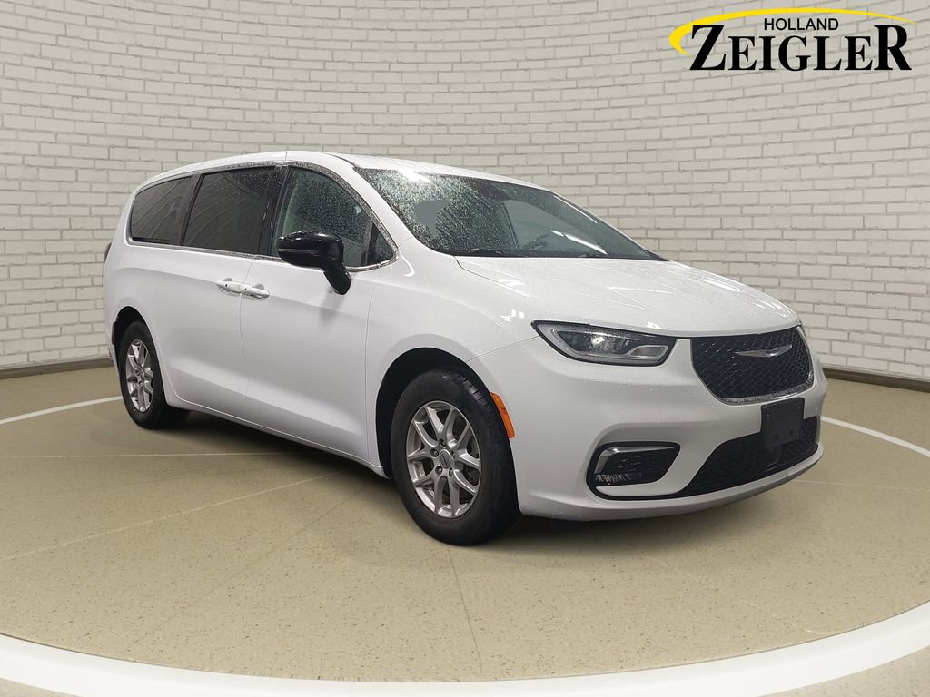 Used 2024 Chrysler Pacifica Touring-L FWD video 3