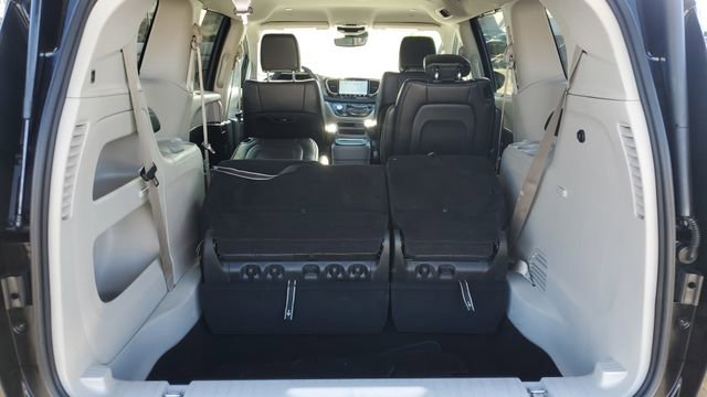 Certified 2024 Chrysler Pacifica Touring-L image 26