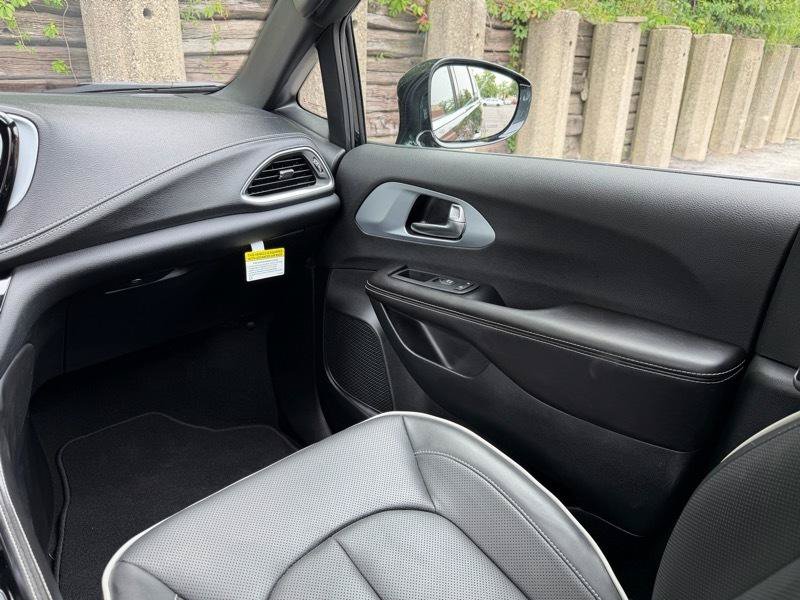 Used 2026 Chrysler Pacifica Limited FWD image 13